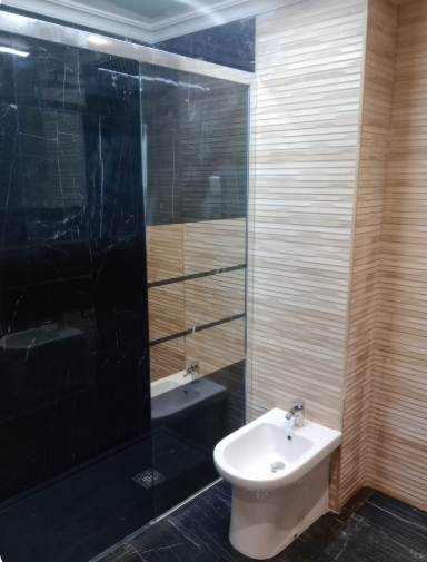 Baño de Diseño con Porcelánico Mármol Marquina
