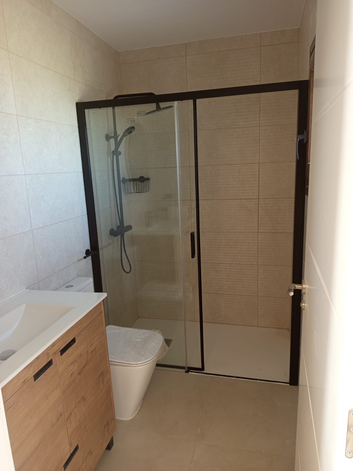 Reforma real de baño con cambio a plato de ducha en Zaragoza por Integra Reformas