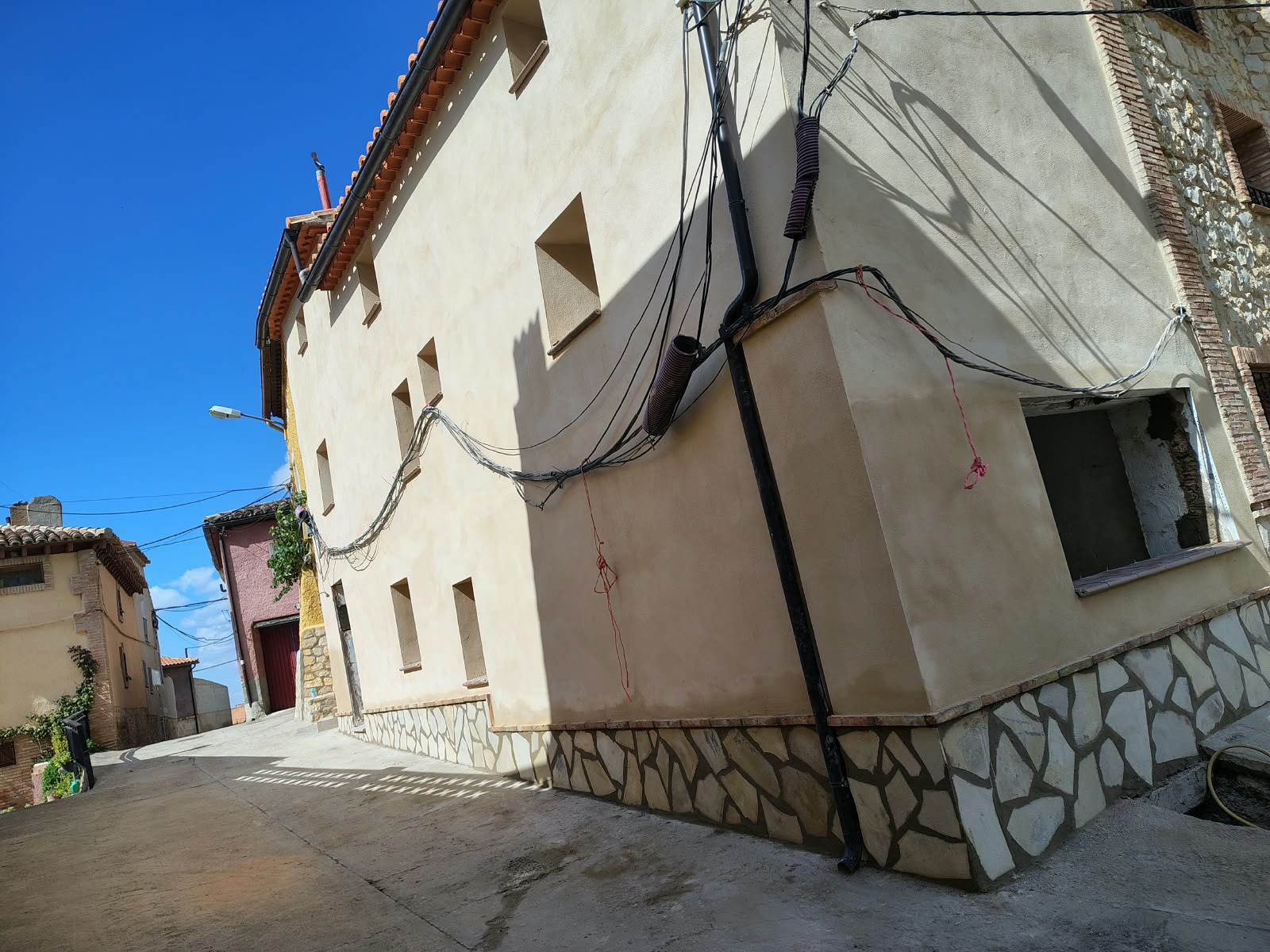 Rehabilitación de Fachada y Zócalo de Piedra